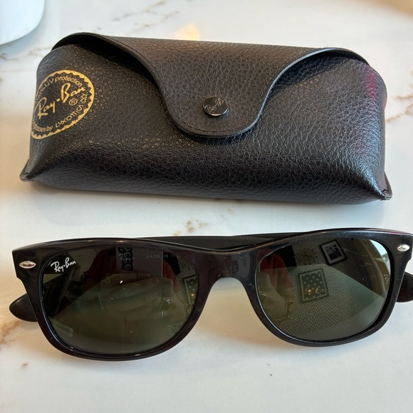RayBan New Wayfarer sunglasses with case - Picture 1 of 3